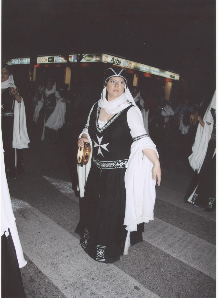 Pilar López López desfilando con las Damas de San Juan
